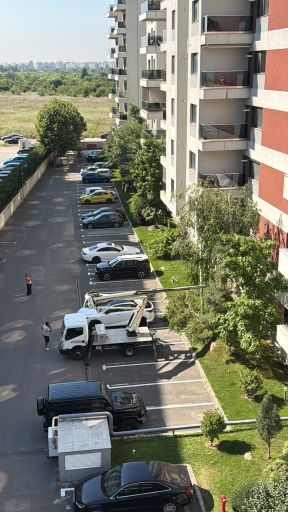 Mentenanta spatiilor verzi intr-un complex rezidential, cu arbori, gazon, vegetatie ornamentala si sistem de irigatii monitorizat.